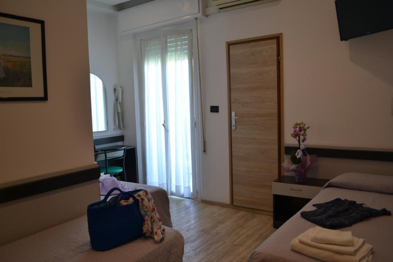 Hotel Tre Stelle Rimini Exterior photo